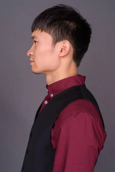 Gri arka plan karşı Genç Çinli işadamı portresi — Stok fotoğraf