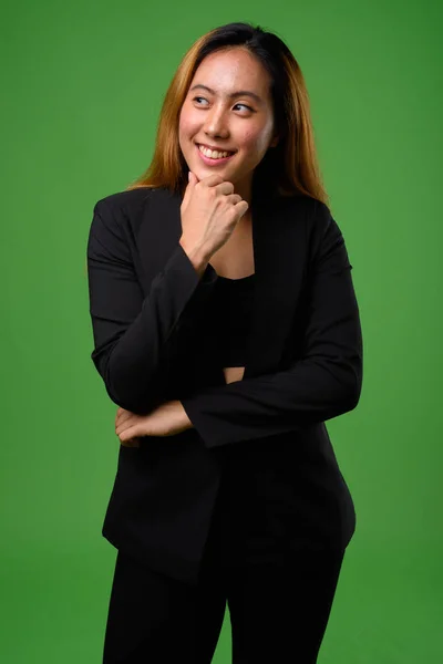 Πορτρέτο της νεαρής Ασιάτισσας επιχειρηματία σε πράσινο φόντο — Φωτογραφία Αρχείου