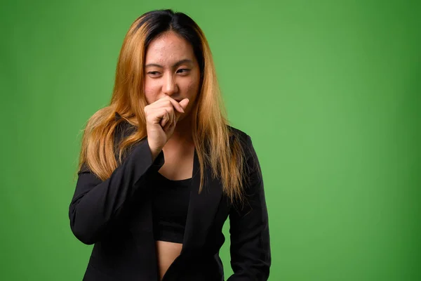 Retrato de jovem empresária asiática contra fundo verde — Fotografia de Stock