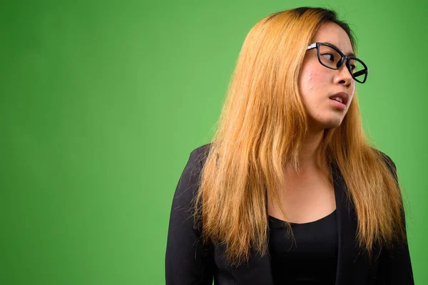 Retrato de jovem empresária asiática contra fundo verde — Fotografia de Stock