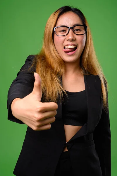 Ritratto di giovane imprenditrice asiatica sullo sfondo verde — Foto Stock