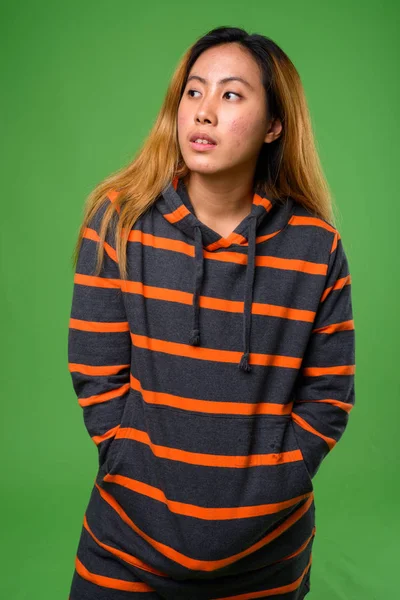 Retrato de mujer asiática joven sobre fondo verde —  Fotos de Stock