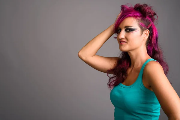 Bella donna con i capelli rosa e make-up contro backgrou grigio — Foto Stock