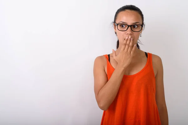 Studioaufnahme einer jungen Asiatin, die schockiert aussieht, während sie sich bedeckt hält — Stockfoto