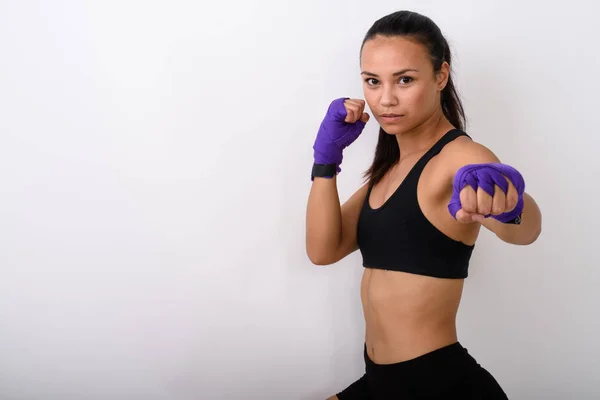 Estudio disparo de joven mujer asiática luchador con envolturas de boxeo listo — Foto de Stock