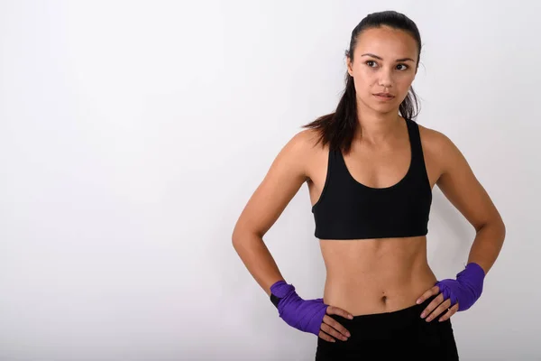 Estudio de tiro de joven mujer asiática luchador pensando mientras posando w — Foto de Stock