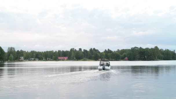 Motoros cirkál a tóban, kilátás a természet ellen