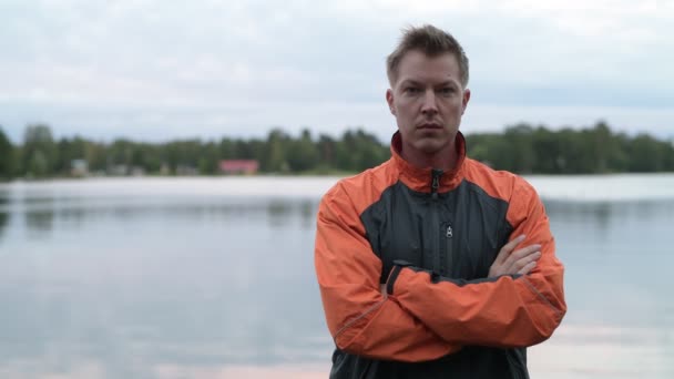 Gelukkig jonge knappe Man die lacht aan het meer — Stockvideo