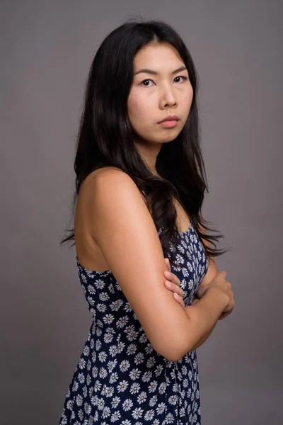 Estudio Disparo Mujer Asiática Con Vestido Azul Sobre Fondo Gris —  Fotos de Stock