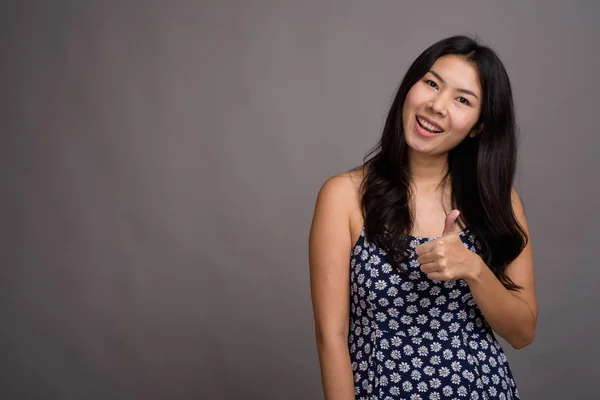 Estúdio Tiro Mulher Asiática Vestindo Vestido Azul Contra Fundo Cinza — Fotografia de Stock