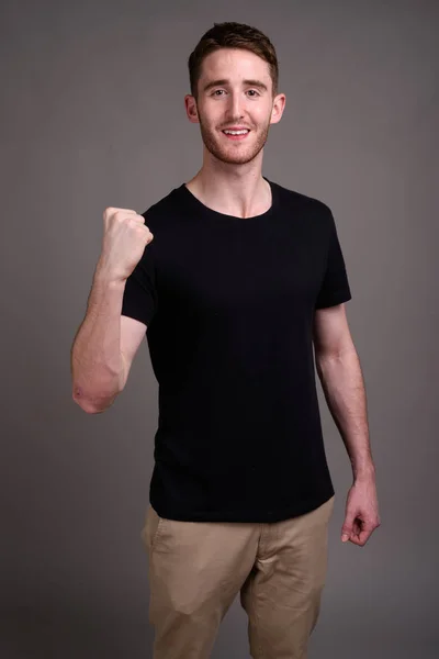 Estudio Tiro Joven Hombre Guapo Con Camisa Negra Sobre Fondo — Foto de Stock