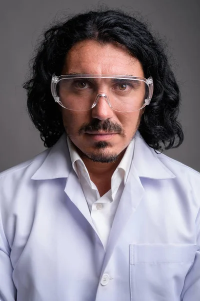 Scienziato uomo medico con i baffi indossando occhiali protettivi — Foto Stock