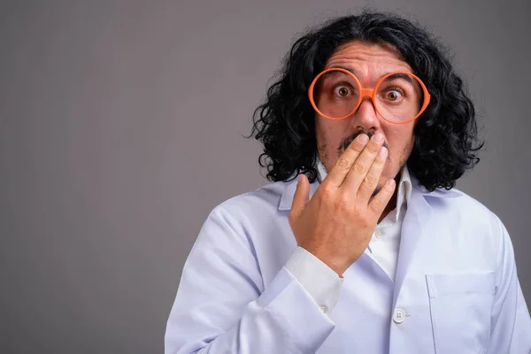 Scienziato uomo medico con i baffi indossa grandi occhiali — Foto Stock
