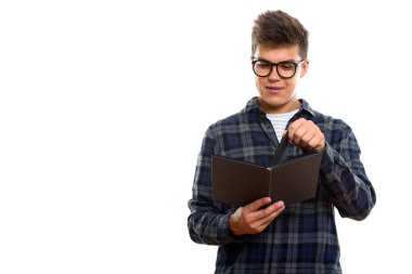 Yakışıklı delikanlı kitap okuma stüdyo çekim