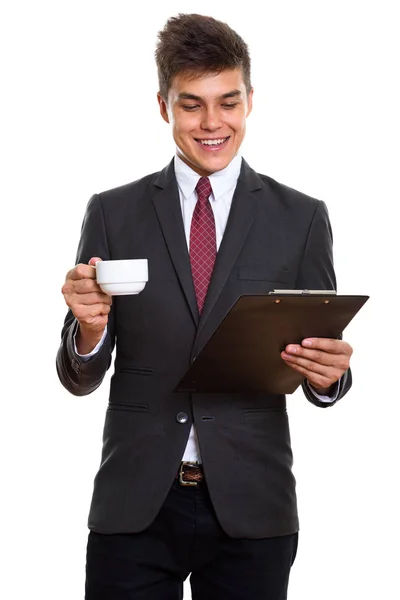 Junge glückliche Geschäftsmann lächelt beim Lesen auf Klemmbrett und h — Stockfoto