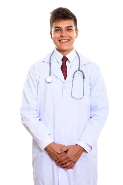 Estúdio tiro de jovem médico homem feliz sorrindo enquanto de pé — Fotografia de Stock