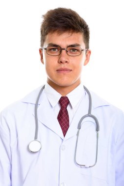 Gözlüklü genç ve yakışıklı doktorun stüdyo fotoğrafı.