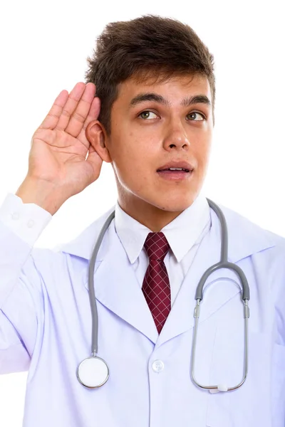 Студійний знімок молодого красивого чоловіка лікаря, який слухає — стокове фото