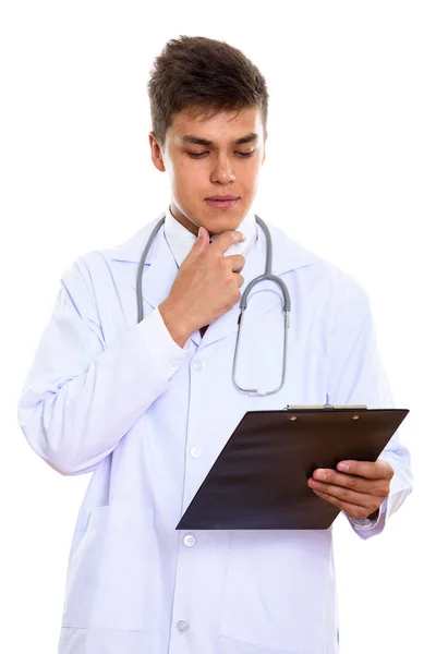 Студійний знімок молодого красивого чоловіка лікаря, який читає в буфері — стокове фото
