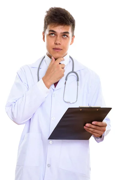 Студийный снимок молодого красивого врача, держащего планшет, пока — стоковое фото