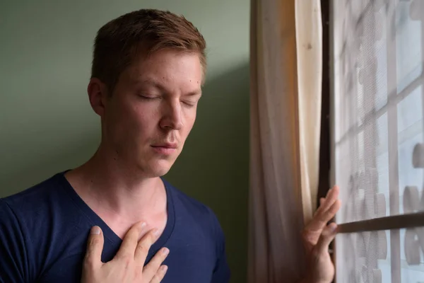 Yakışıklı delikanlı evde astım krizi