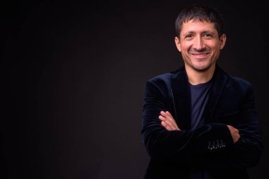 Siyah arka planda İspanyol işadamının portresi