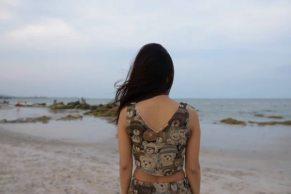 Vue arrière de la jeune femme asiatique regardant la vue panoramique du pub — Photo