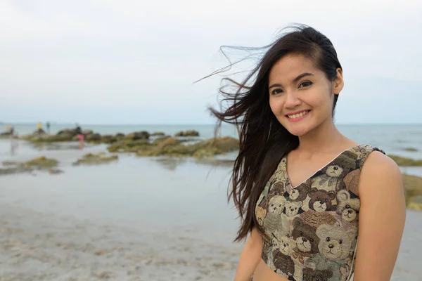 행복 한 아름 다운 아시아 여자 바람 중에 웃 고 젊은 수 — 스톡 사진