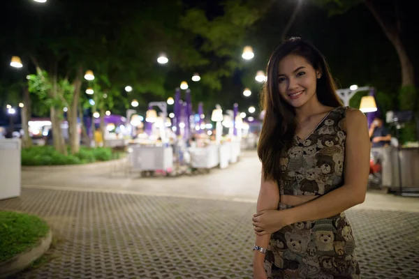 Jonge gelukkig mooie Aziatische vrouw die lacht tegen schilderachtig uitzicht op — Stockfoto