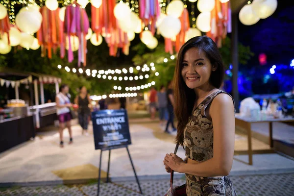 Joven feliz hermosa mujer asiática sonriendo en la entrada de ope —  Fotos de Stock