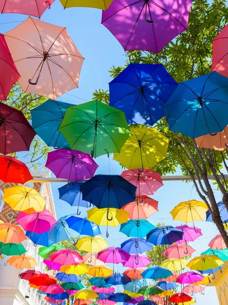 HUA HIN, THAILAND - FEBRUARY 25, 2017- Many colorful umbrellas g — Stock Photo, Image