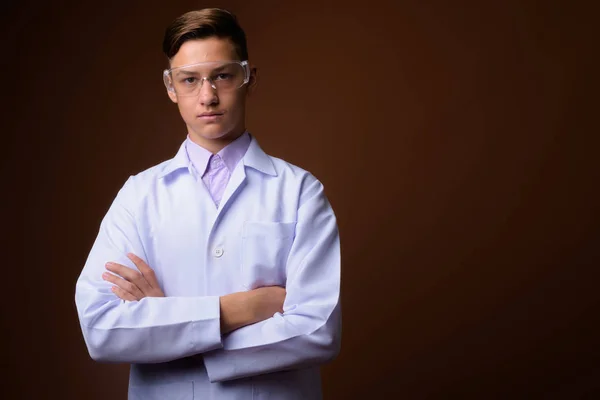 Studioaufnahme Eines Jungen Gut Aussehenden Arztes Mit Schutzbrille Vor Braunem — Stockfoto