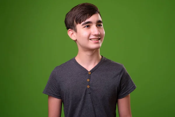 Joven guapo adolescente iraní contra fondo verde —  Fotos de Stock