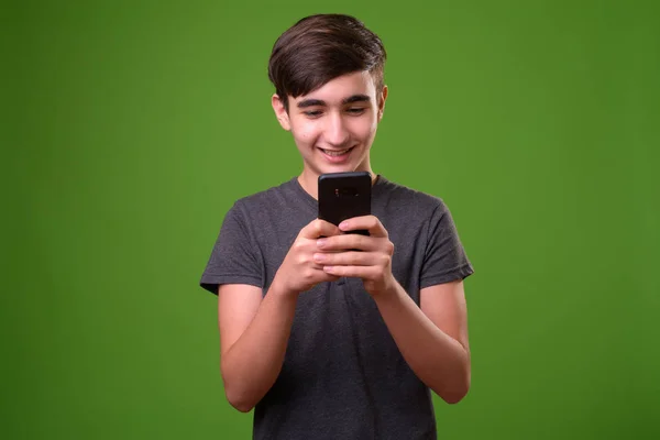 Jovem adolescente iraniano bonito usando telefone celular — Fotografia de Stock