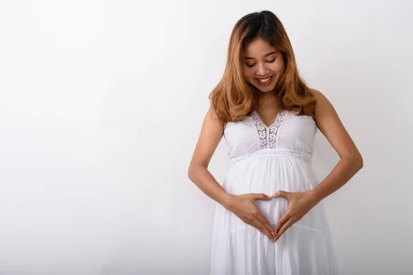工作室拍摄年轻快乐的亚洲孕妇微笑, 而洛 — 图库照片