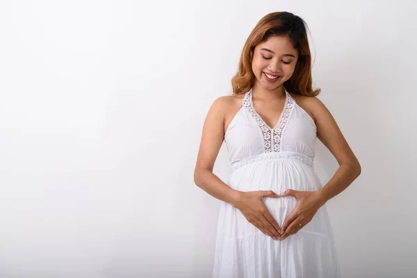 Studio shot de tineri fericit asiatic gravidă femeie zâmbind în timp ce ma — Fotografie, imagine de stoc
