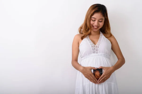 Studio shot de tineri fericit asiatic gravidă femeie zâmbind și uite — Fotografie, imagine de stoc