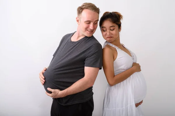 Pareja sosteniendo su estómago ya que ambos estarían embarazadas — Foto de Stock