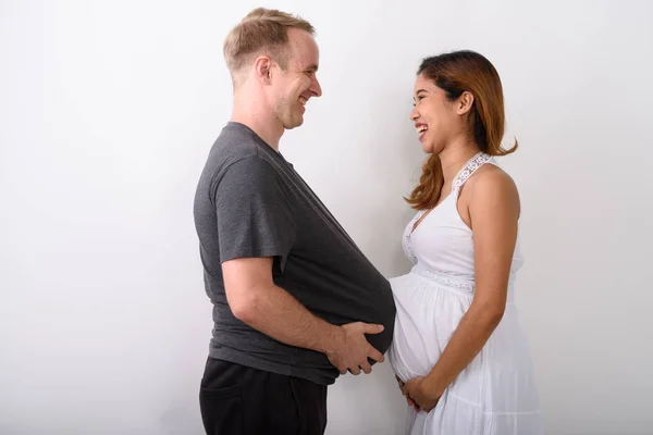 Pareja sosteniendo su estómago ya que ambos estarían embarazadas — Foto de Stock