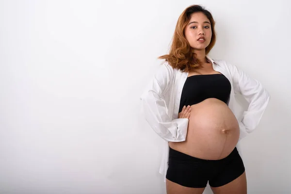 Güzel genç hamile Asyalı kadın portresi — Stok fotoğraf