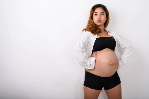 Retrato de hermosa joven embarazada mujer asiática —  Fotos de Stock