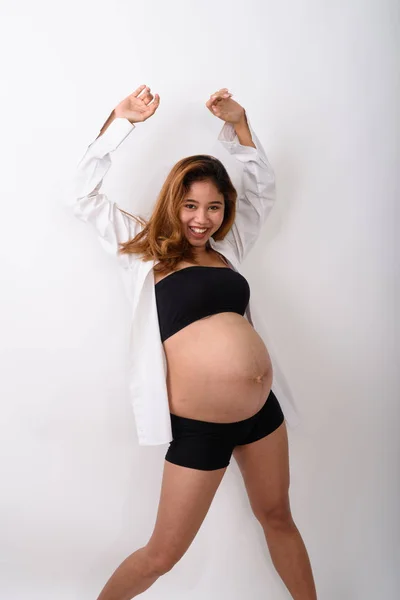 Retrato de hermosa joven embarazada mujer asiática —  Fotos de Stock