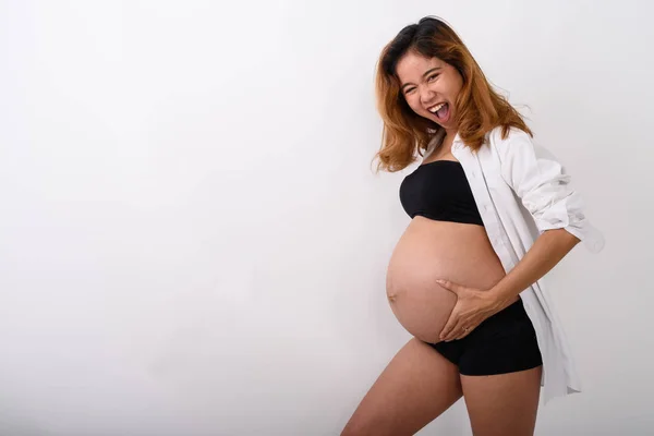 Портрет красивой молодой беременной азиатки — стоковое фото