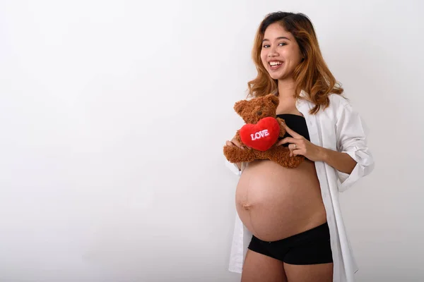Портрет красивой молодой беременной азиатки — стоковое фото