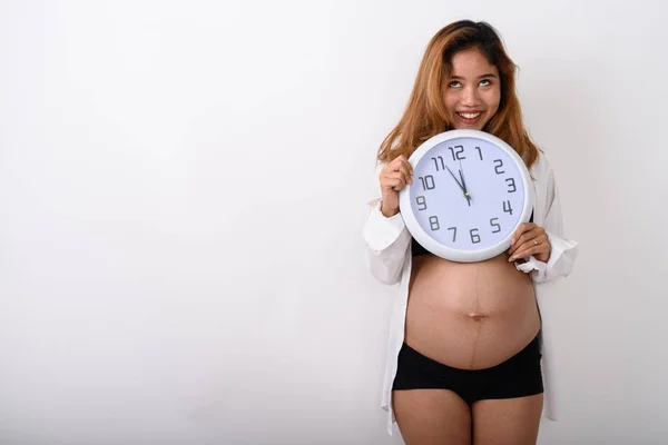 Portret piękne Młoda w ciąży Asian kobieta gospodarstwa zegar — Zdjęcie stockowe