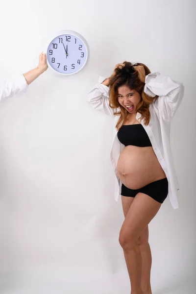 Portret de frumoasă tânără însărcinată femeie asiatică în căutarea ceasului — Fotografie, imagine de stoc