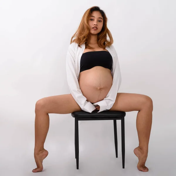 Retrato de bela jovem grávida Asiática mulher sentada — Fotografia de Stock