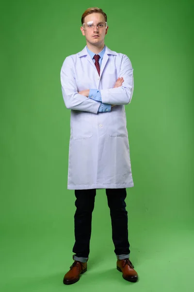 Mladý pohledný muž lékař s plavými vlasy, nosí ochranné gla — Stock fotografie