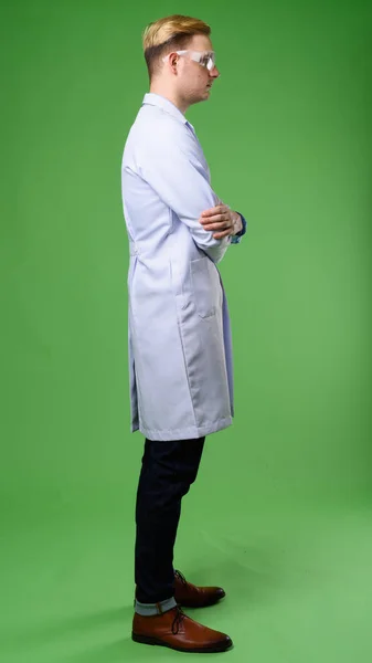 Giovane bel dottore uomo con i capelli biondi indossa gla protettiva — Foto Stock