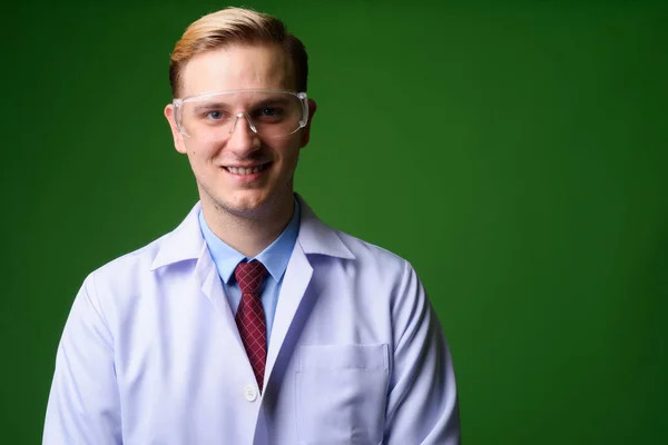Jóképű fiatalember orvos, szőke hajat viselő védő gla — Stock Fotó